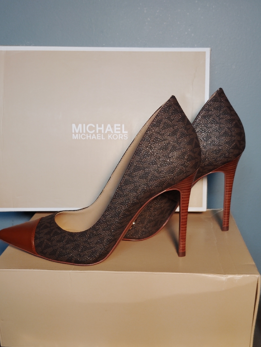 Michael Kors Brown Logo Pointed-Toe Stiletto Pumps with Tan Accents NIB 7 $139